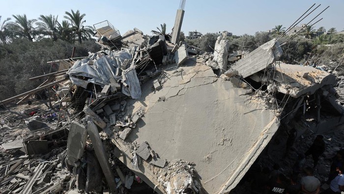 A Palestinian youth stands amid the rubble of a house destroyed in an Israeli strike, amid the Israel-Hamas conflict, in Nusairat refugee camp, in the central Gaza Strip, July 9, 2024. REUTERS/Ramadan Abed     TPX IMAGES OF THE DAY