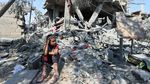 Tatapan Kosong Bocah Gaza di Puing Bangunan yang Hancur