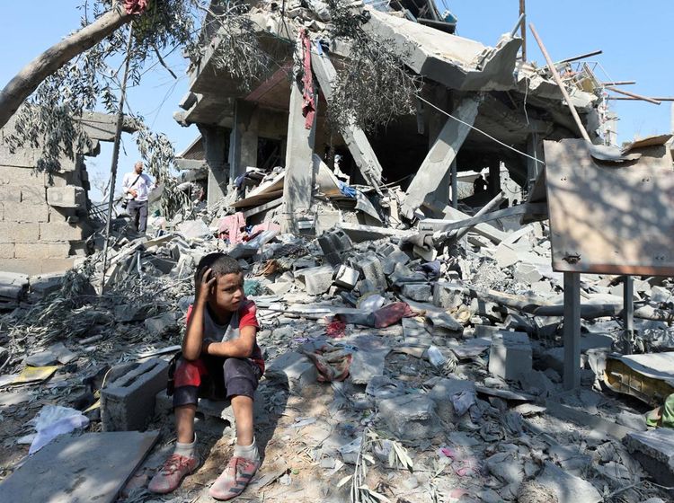 Tatapan Kosong Bocah Gaza di Puing Bangunan yang Hancur