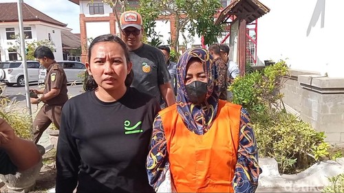 Tersangka korupsi PNPM Mandiri Perdesaan Kecamatan Kediri, Tabanan, Bali, Ni Wayan Sri Candra Yasa (48) digiring petugas ke ruang pemeriksaan Kejati Bali, Rabu (10/7/2024). (Aryo Mahendro/detikBali)