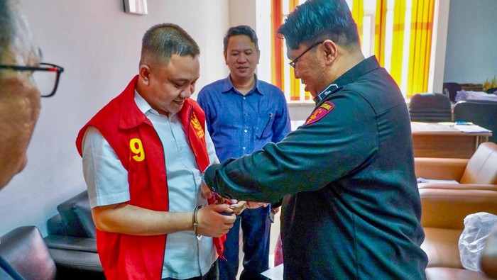 Tersangka MA saat ditahan Kejati Sumsel atas dugaan korupsi di Muba.