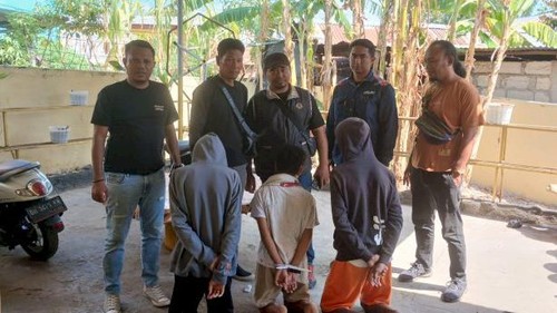 Tiga pemabuk sopi ditangkap polisi di Kecamatan Oebobo, Kota Kupang, NTT, Rabu (10/7/2024) siang akibat mengeroyok pria yang baru pulang dari pasar. (Dok. Polresta Kupang Kota)