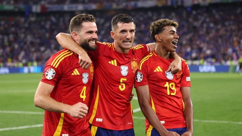 MUNICH, GERMANY - JULY 09: Nacho Fernandez, Daniel Vivian and Lamine Yamal of Spain celebrate following victory over France  after the UEFA EURO 2024 Semi-Final match between Spain and France at Munich Football Arena on July 09, 2024 in Munich, Germany. (Photo by Alex Pantling - UEFA/UEFA via Getty Images)