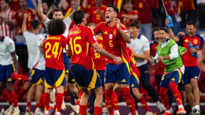 MUNICH, GERMANY - JULY 09: Rodri and Mikel Merino (L-R) of Spain celebrate victory after the UEFA EURO 2024 semi-final match between Spain v France at Munich Football Arena on July 09, 2024 in Munich, Germany. (Photo by Marvin Ibo Guengoer - GES Sportfoto/Getty Images)