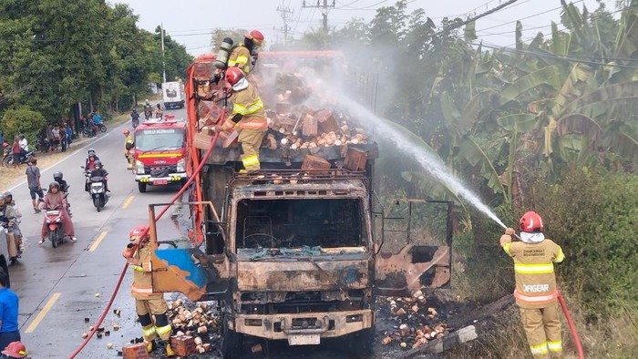 Truk Tronton muat Mie Instan Terbakar Di Jalan Raya Bojonegoro