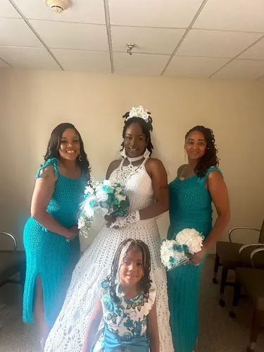 Tymesha Triggs dan suaminya Ricardo Scotts pakai gaun pengantin rajutan sendiri.