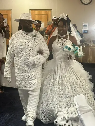 Tymesha Triggs dan suaminya Ricardo Scotts pakai gaun pengantin rajutan sendiri.