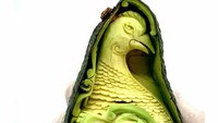 Ukiran lain dari buah alpukat juga tampak keren dibagikan oleh Daniele ke akun Instagramnya. Ia membentuk buah alpukat secara detail membentuk burung yang cantik. Foto: Instagram danielebarresi_artist