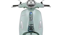 Desain yang tak lekang oleh waktu Vespa Primavera dipadukan dengan tema dan corak Batik, kain tradisional Indonesia yang menganut nilai eksklusivitas, serangkaian proses produksinya yang bernilai tinggi menjadikan Batik diakui sebagai Warisan Budaya Tak Benda Kemanusiaan oleh UNESCO. Foto: Dok. Vespa Indonesia