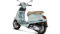 Vespa Primavera Batik memadukan nilai-nilai universal dari filosofi Batik untuk menciptakan sebuah koleksi khusus yang melambangkan kehidupan, kegembiraan, perjalanan, dan petualangan. Foto: Dok. Vespa Indonesia