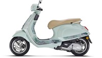 Melengkapi dekorasi Batiknya, Vespa mengkombinasikan tujuh motif berbeda yang berasal dari Indonesia. Adapun ketujuh pola Batik tersebut mengangkat tema kemakmuran, asal mula kehidupan, kekuatan, umur panjang, penghormatan pada asal-usul, pesona, karisma, kepemimpinan dan kebijaksanaan. Nilai-nilai ini secara alami dikaitkan dengan Vespa, baik dari segi sejarah, maupun dalam konteks multikulturalisme yang mendalam dan otentik. Foto: Dok. Vespa Indonesia