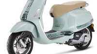 Dekorasi Batik yang menghiasi Vespa Primavera dibuat menggunakan teknik mencetak yang disebut Water Transfer Technology, dimulai dengan ‘cravattino’ di bagian depan, menghiasi bukaan tempat sarung tangan pada pelindung jok, hingga membentang di sepanjang pijakan kaki dan bagian sisi-sisi Vespa. Joknya berwarna coklat muda dengan jahitan berwarna hijau untuk menambah kesan alami, yang mengingatkan kita pada nuansa pantai tropis. Foto: Dok. Vespa Indonesia