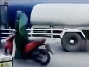 Viral Emak-emak Bawa Motor Sambil Berdiri Nyaris Tersambar Truk, Begini Faktanya