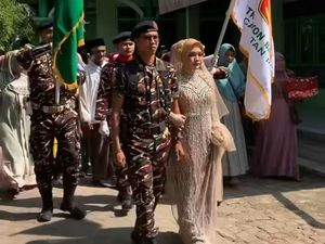 Viral Pengantin Pakai Seragam Doreng Disambut Pasukan Banser di Mojokerto