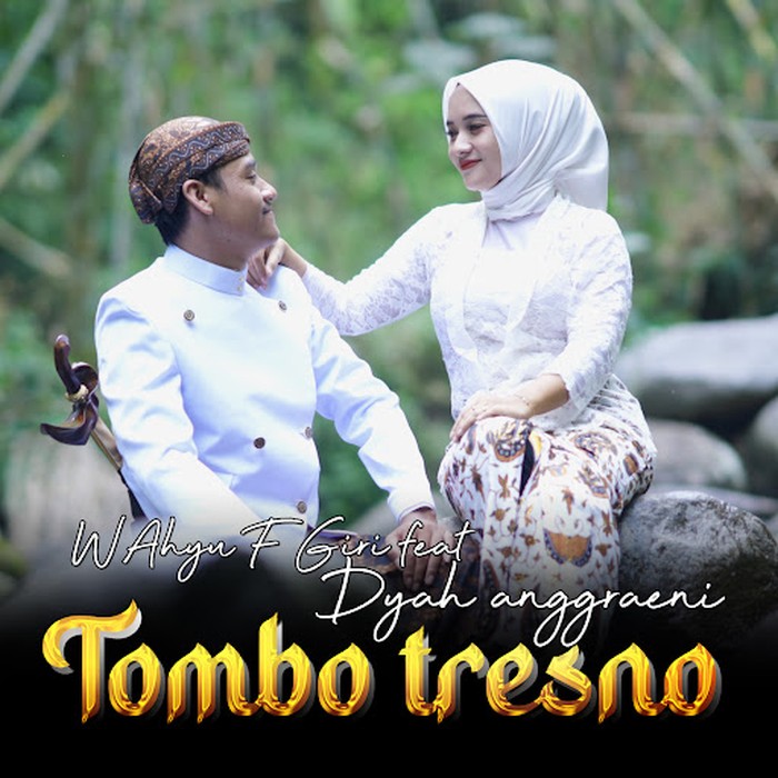 Wahyu F Giri dan Dyah Anggraeni menyanyikan lagu Tombo Tresno.