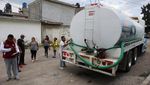 Warga Meksiko Antre Air Bersih dari Truk Tangki