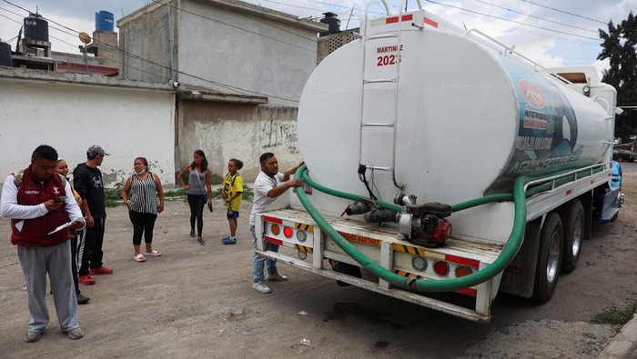 Warga Meksiko Antre Air Bersih dari Truk Tangki Musim panas membuat warga Meksiko kekurangan air. Warga pun mengambil air dari truk tangki.