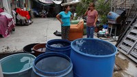 Penampakan bak dan ember yang sudah terisi air dengan penuh.