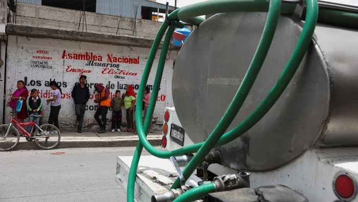 Warga Meksiko Antre Air Bersih dari Truk Tangki Musim panas membuat warga Meksiko kekurangan air. Warga pun mengambil air dari truk tangki.