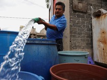 Warga Meksiko Antre Air Bersih dari Truk Tangki