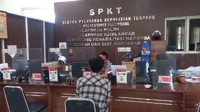 Warga Palembang, Ari Rhamadan (23) melapor ke polisi usai kena tipu saat membeli motor lewat media sosial Facebook. Menurutnya, penipu tersebut mengaku anggota TNI yang berdinas di Palembang.