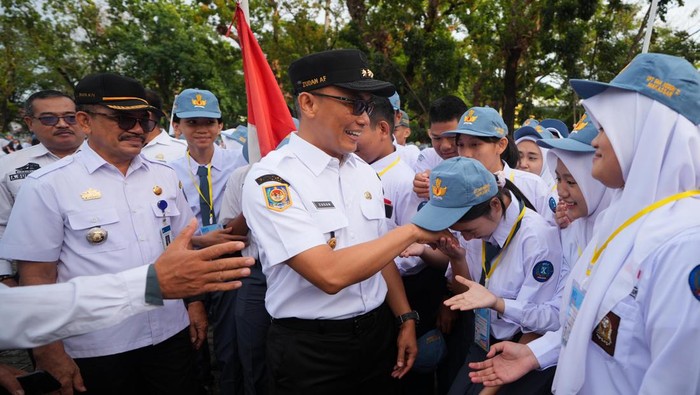 Penjabat (Pj) Gubernur Sulawesi Selatan (Sulsel) Zudan Arif Fakrulloh memimpin upacara Masa Pengenalan Lingkungan Sekolah (MPLS) bagi siswa baru tingkat SMA, SMK dan SLB.