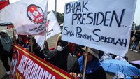 Kedatangan mereka meminta solusi kepada pemerintah sebab jika harus bersekolah di sekolah swasta anak-anak tersebut tak mampu.