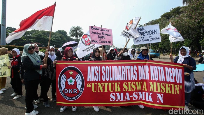 Massa gelar aksi solidaritas di Kawasan Patung Kuda, Jakarta, Kamis (11/7). Mereka menyuarakan 13 siswa yang tidak mendapatkan sekolah akibat sistem zonasi di Depok.