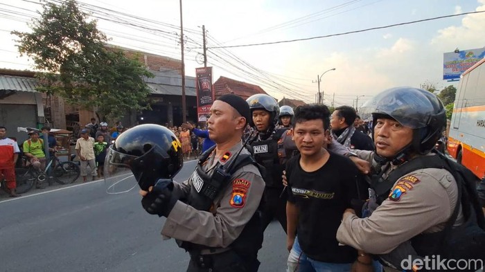 2 Pemuda mabuk hentikan bus Harapan Jaya di Jombang