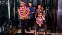 Tersangka Amir dan Suranto ditahan di Rutan Salemba cabang Kejagung, dan Rusbani (berkursi roda) berstatus tahanan kota di Sungailiat.  
