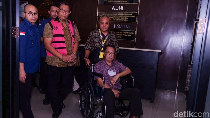 Kejaksaan Agung (Kejagung) kembali melimpahkan tersangka kasus dugaan korupsi PT Timah. Ada 3 tersangka yang dilimpahkan ke Kejaksaan Negeri Jakarta Selatan hari ini.