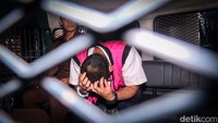 Tiga tersangka kasus dugaan korupsi penyalahgunaan Izin Usaha Pertambangan (IUP) PT Timah yaitu Amir Syahbana, Rusbani, dan Suranto Wibowo memasuki mobil tahanan usai menjalani pelimpahan tahap II di Kejari Jaksel, Jakarta, Kamis (11/7/2024).  