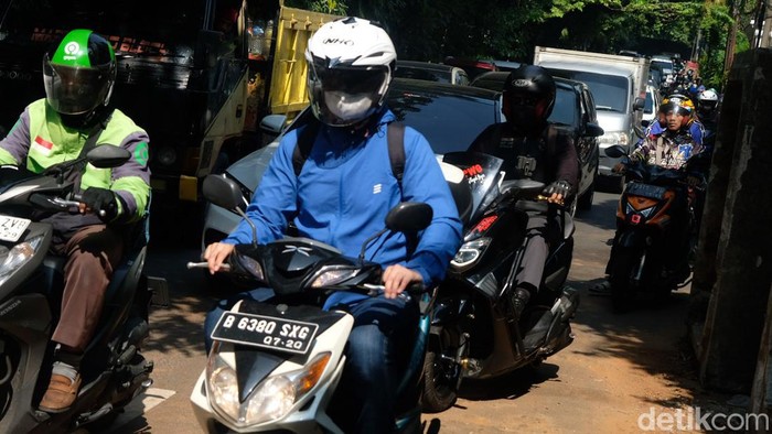Ada Galian, Jalan Adiaksa Arah Lebak Bulus Tersendat Jalan Adiaksa Raya arah Lebak Bulus, Jakarta Selatan, tersendat. Hal ini disebabkan proyek galian yang memakan jalan.