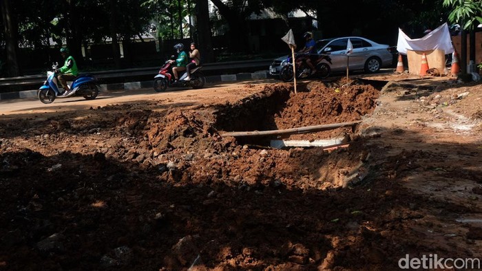 Jalan Adiaksa Raya arah Lebak Bulus, Jakarta Selatan, tersendat. Hal ini disebabkan proyek galian yang memakan jalan.