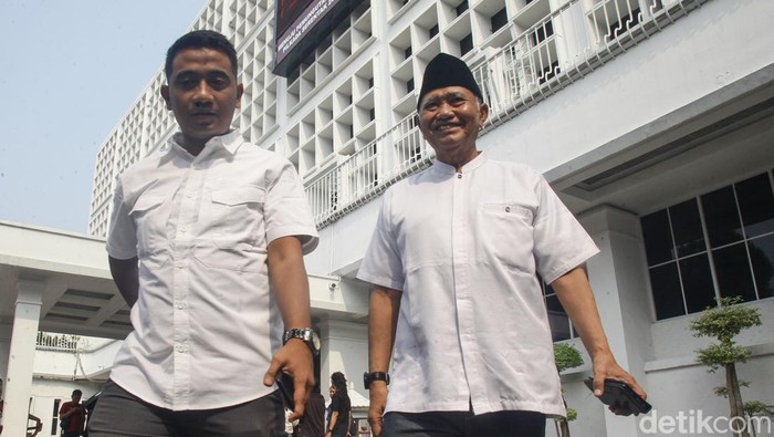 Agus Rahardjo Datangi KPU Terkait Sengketa Pemilihan DPD Calon anggota DPD RI dengan perolehan suara terbanyak ke-5 di Jawa Timur, Agus Rahardjo didampingi kuasa hukumnya mendatangi kantor KPU RI, Jl Imam Bonjol, Jakarta, Kamis (11/7/2024). Ketua KPK periode 2015-2019 tersebut meminta KPU membatalkan atau mencoret calon anggota DPD dengan suara terbanyak di urutan ke-4 karena masih berstatus sebagai staf administrasi DPD yang digaji dari APBN dan masih menerima gaji bulanan hingga Mei 2024.