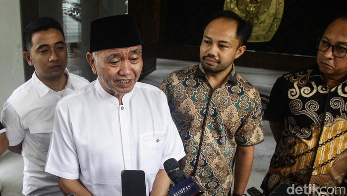Agus Rahardjo Datangi KPU Terkait Sengketa Pemilihan DPD Calon anggota DPD RI dengan perolehan suara terbanyak ke-5 di Jawa Timur, Agus Rahardjo didampingi kuasa hukumnya mendatangi kantor KPU RI, Jl Imam Bonjol, Jakarta, Kamis (11/7/2024). Ketua KPK periode 2015-2019 tersebut meminta KPU membatalkan atau mencoret calon anggota DPD dengan suara terbanyak di urutan ke-4 karena masih berstatus sebagai staf administrasi DPD yang digaji dari APBN dan masih menerima gaji bulanan hingga Mei 2024.