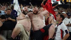 Aksi Buka Baju Supporter Inggris Saat Timnas Masuk Final Euro 2024