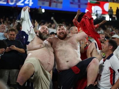 Aksi Buka Baju Supporter Inggris Saat Timnas Masuk Final Euro 2024