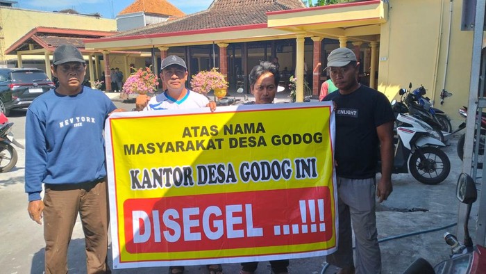 Aksi warga Desa Godog, Kecamatan Polokarto, Kabupaten Sukoharjo, di Kantor Kepala Desa Godog, Kamis (11/7/2024).