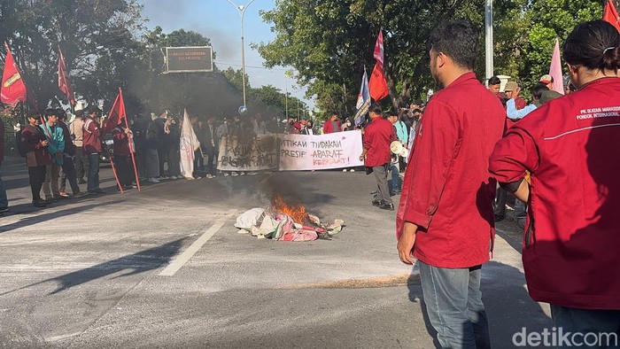 Aliansi BEM Solo Raya menggelar aksi di depan DPRD Solo, Kamis (11/7/2024).