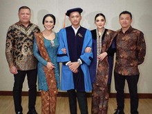 Azriel Hermansyah Wisuda S1 Bikin Haru Didampingi Kris Dayanti dan Ashanty