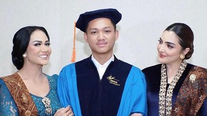 Kris Dayanti dan Ashanty tersenyum semringah melihat anak laki-laki mereka lulus S1 Business Management Binus University. Foto: dok. Instagram Azriel Hermansyah