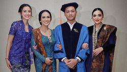 Azriel Hermansyah Wisuda S1 Bikin Haru Didampingi Kris Dayanti dan Ashanty