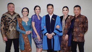 Kehadiran Raul Lemos dan Kris Dayanti serta Anang dan Ashanty makin lengkap dengan adanya Sarah Menzel di samping Azriel Hermansyah. Foto: dok. Instagram Azriel Hermansyah