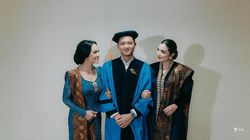 Azriel Hermansyah Wisuda S1 Bikin Haru Didampingi Kris Dayanti dan Ashanty