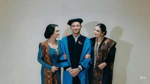Memakai toga, Azriel Hermansyah tersenyum diapit oleh Kris Dayanti dan Ashanty. Foto: dok. Instagram Azriel Hermansyah