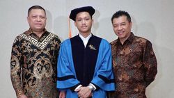 Azriel Hermansyah Wisuda S1 Bikin Haru Didampingi Kris Dayanti dan Ashanty
