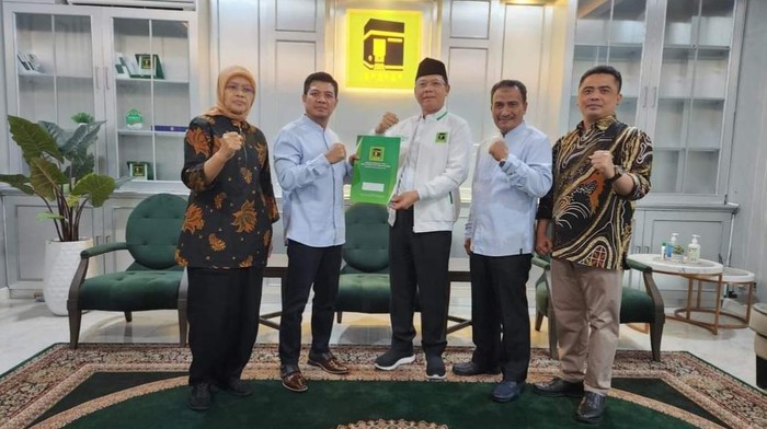 Bambang Firdaus-Syirajuddin menerima langsung rekomendasi dari PPP di kantor DPP PPP, Rabu (10/7/2024).