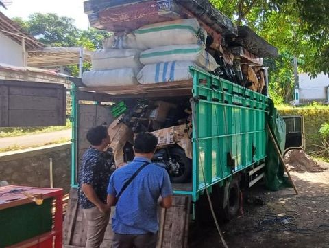Belasan motor bodong dimuat dalam truk yang diamankan polisi di depan rumah warga di Tanjungsari, Kecamatan Tlogowungu, Pati, Selasa (9/7/2024). Foto diunggah pada Kamis (11/7/2024).