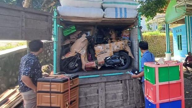 Belasan motor bodong dimuat dalam truk yang diamankan polisi di depan rumah warga di Tanjungsari, Kecamatan Tlogowungu, Pati, Selasa (9/7/2024). Foto diunggah pada Kamis (11/7/2024).